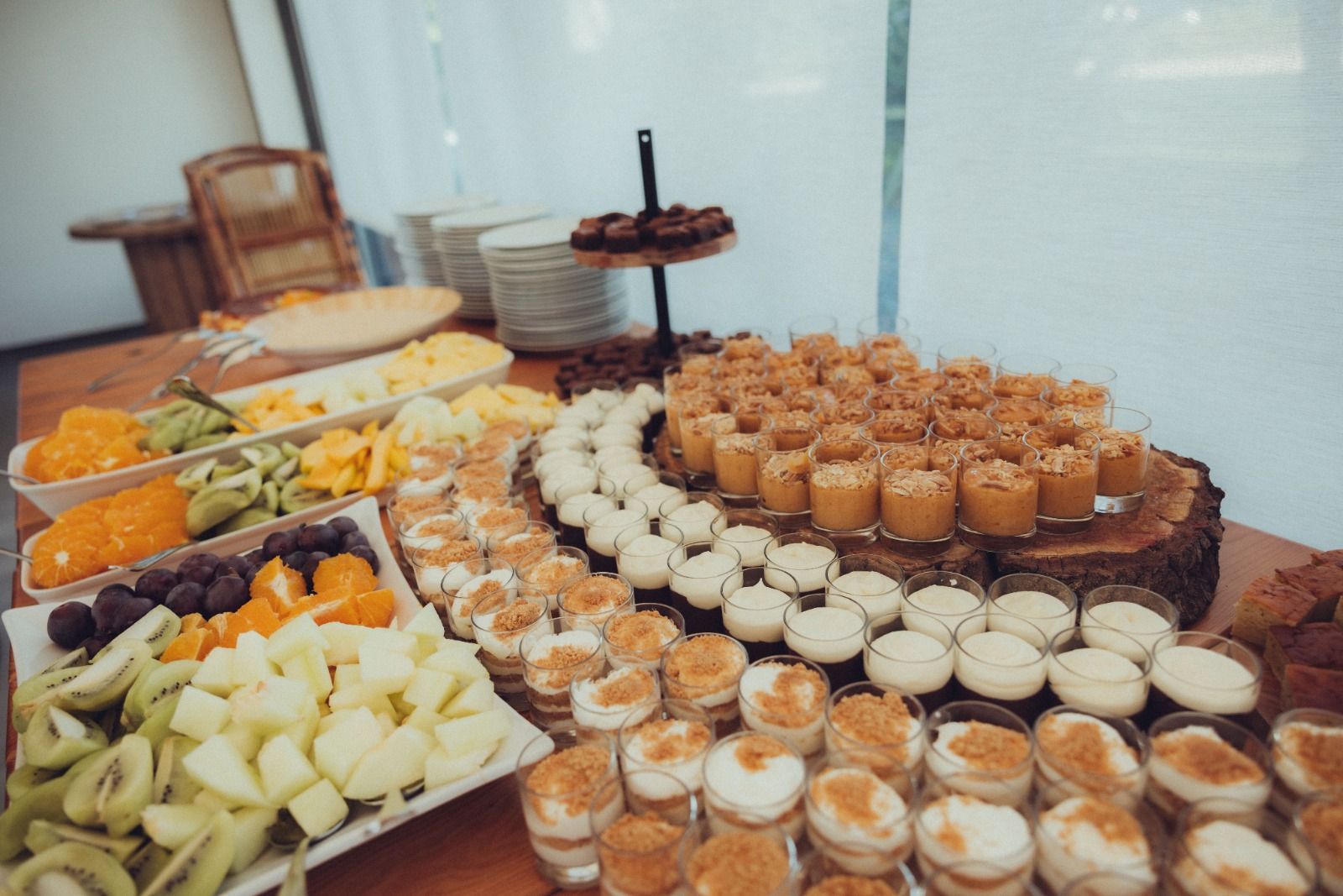 Bolos e fruta em mesa