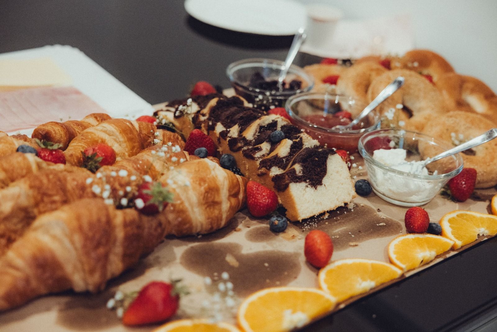 Croissants e bolo mármore