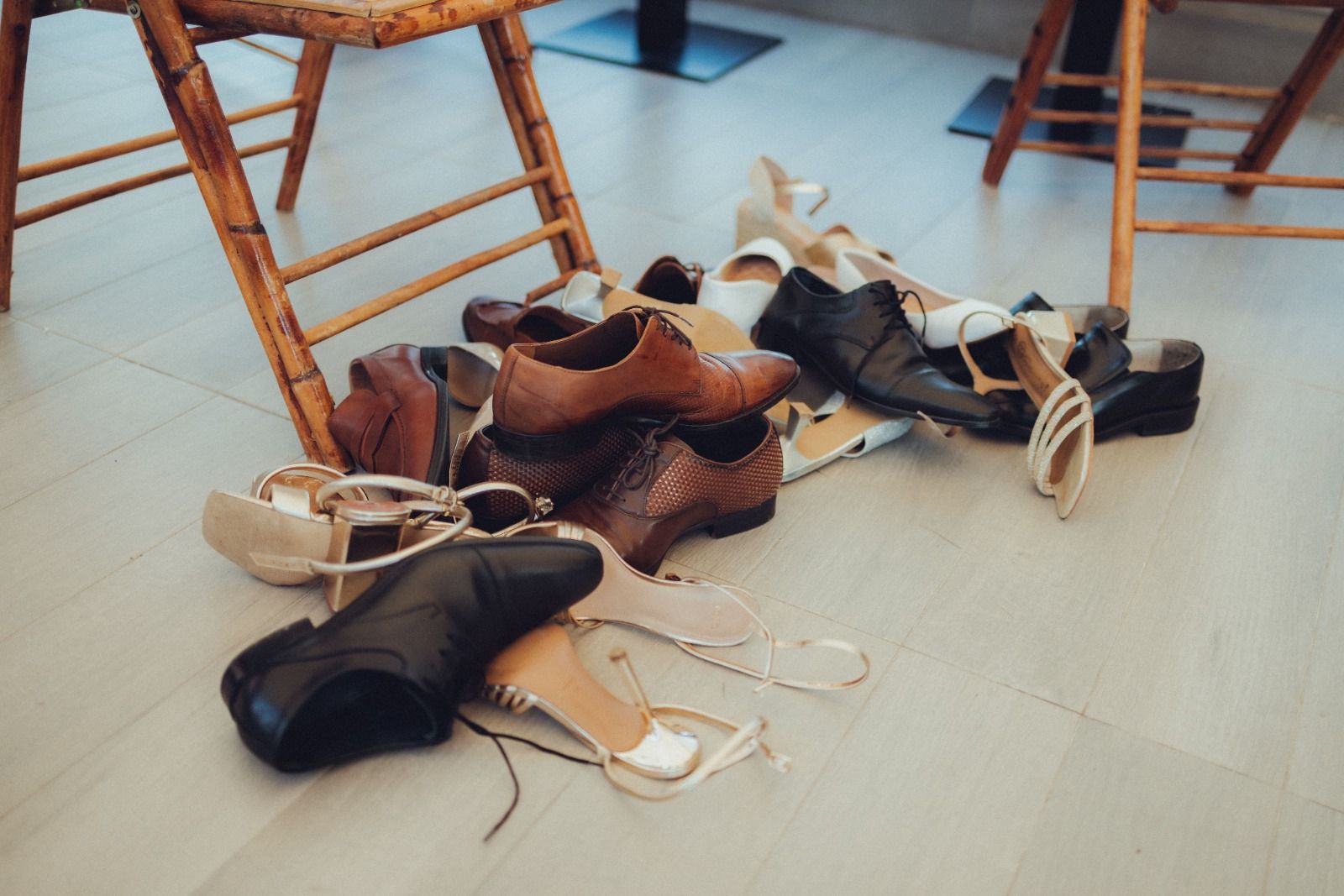 Sapatos no chão