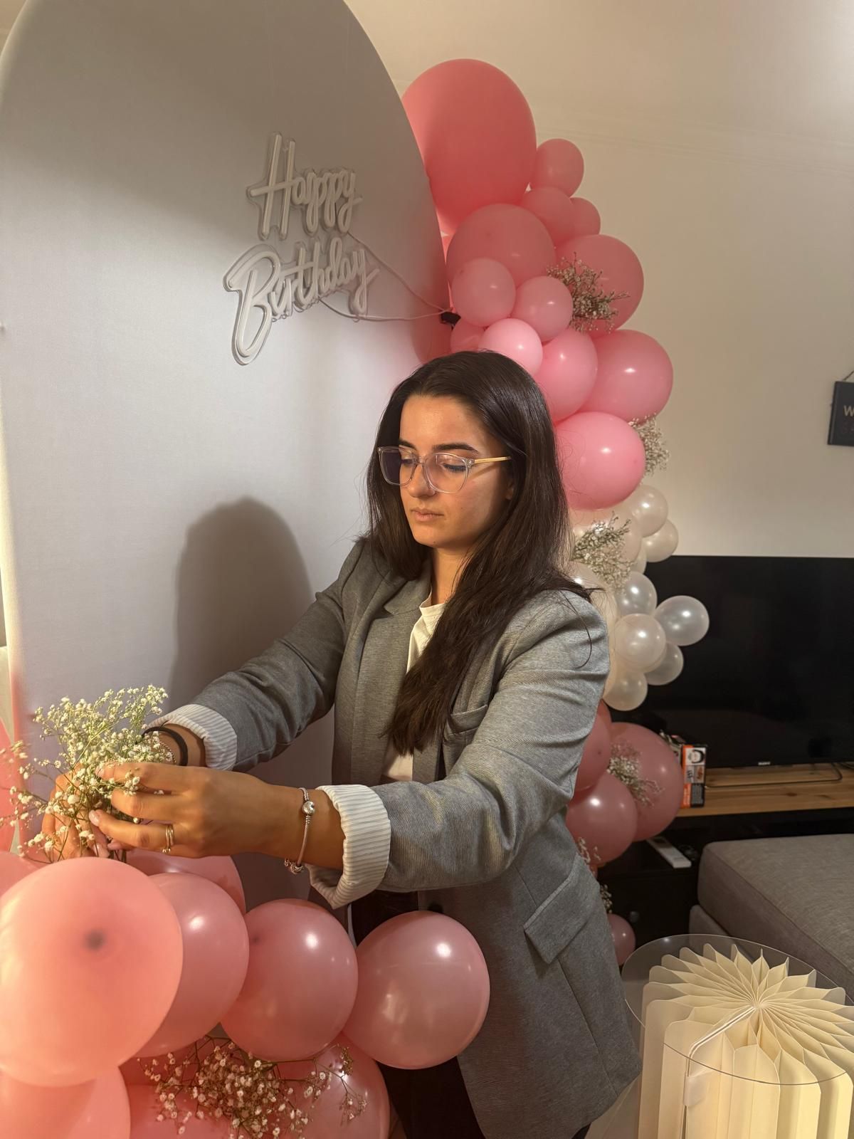 Bolos e fruta em mesa