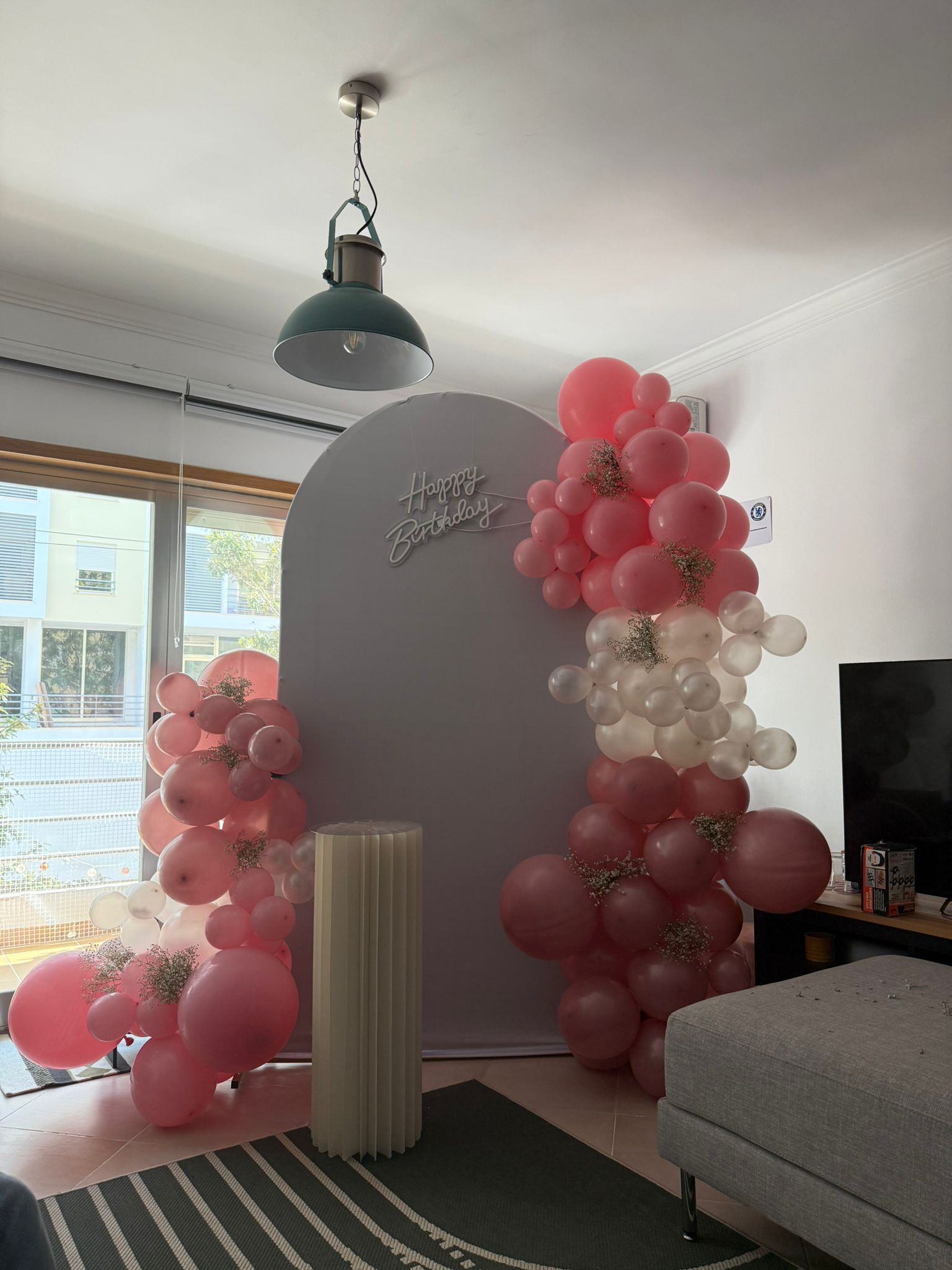 Bolos e fruta em mesa