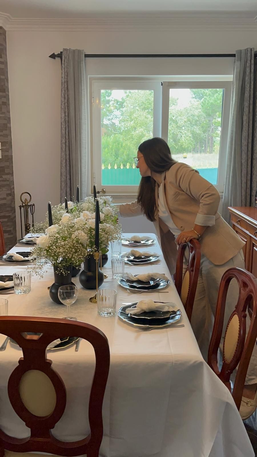 Bolos e fruta em mesa